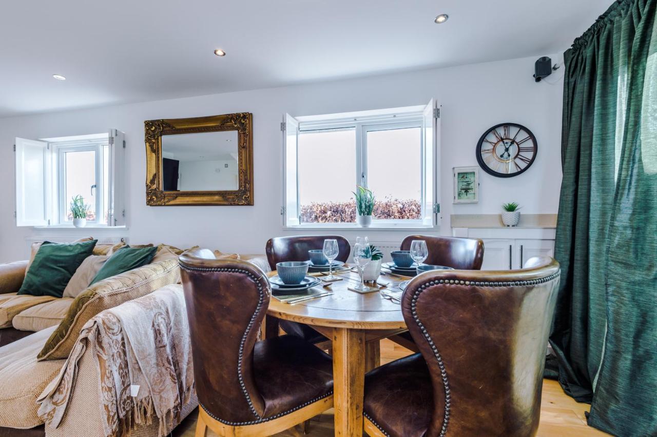 "Woodlands" By Greenstay Serviced Accommodation - Luxury 3 Bed Cottage In North Wales With Stunning Countryside Views & Parking - Close To Glan Clwyd Hospital - The Perfect Choice For Contractors, Business Travellers, Families And Groups Bodelwyddan ภายนอก รูปภาพ