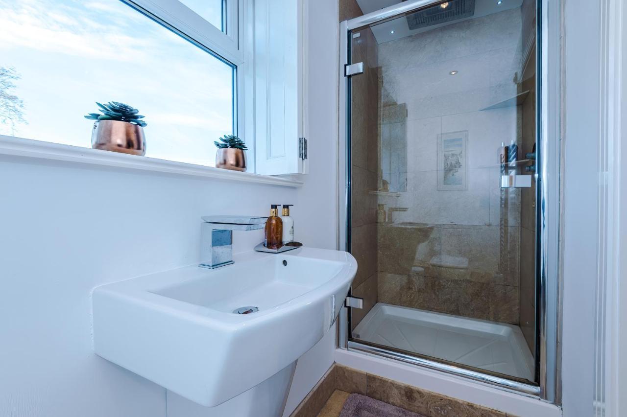 "Woodlands" By Greenstay Serviced Accommodation - Luxury 3 Bed Cottage In North Wales With Stunning Countryside Views & Parking - Close To Glan Clwyd Hospital - The Perfect Choice For Contractors, Business Travellers, Families And Groups Bodelwyddan ภายนอก รูปภาพ